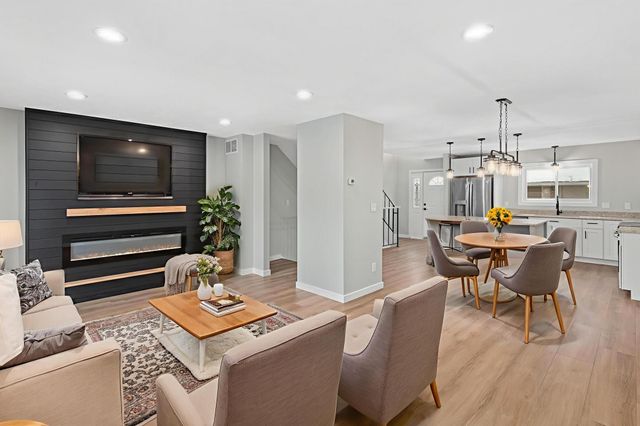 6609 Gretchen Lane N, Oakdale, MN 55128