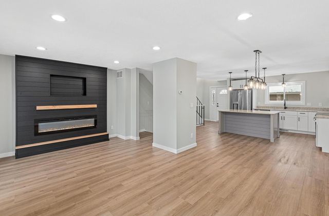 6609 Gretchen Lane N, Oakdale, MN 55128