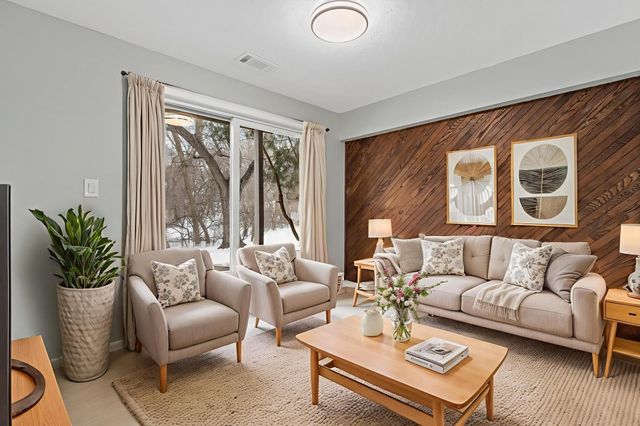 6609 Gretchen Lane N, Oakdale, MN 55128