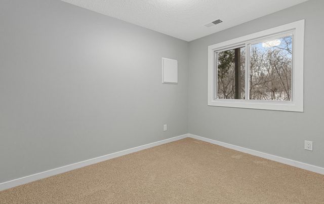 6609 Gretchen Lane N, Oakdale, MN 55128