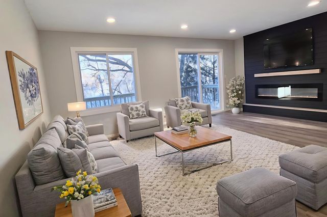 6609 Gretchen Lane N, Oakdale, MN 55128