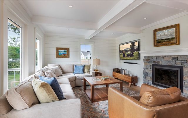 2040 East Main Road, Portsmouth, RI 02871