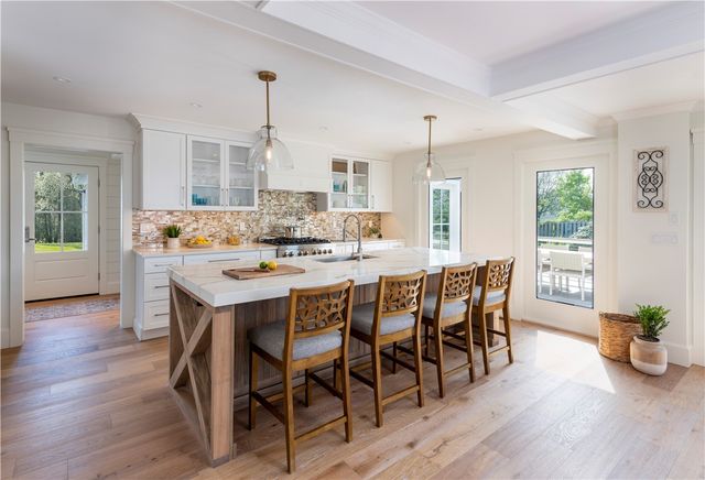 2040 East Main Road, Portsmouth, RI 02871