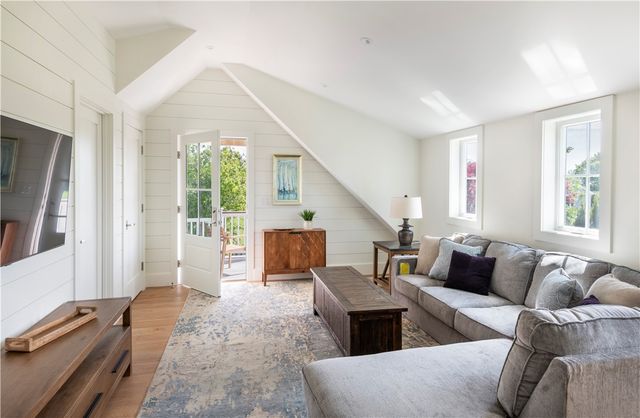 2040 East Main Road, Portsmouth, RI 02871