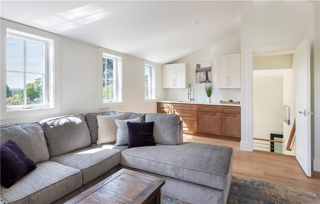 2040 East Main Road, Portsmouth, RI 02871