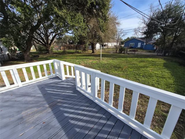 805 17th Ave N W, Texas City, TX 77590