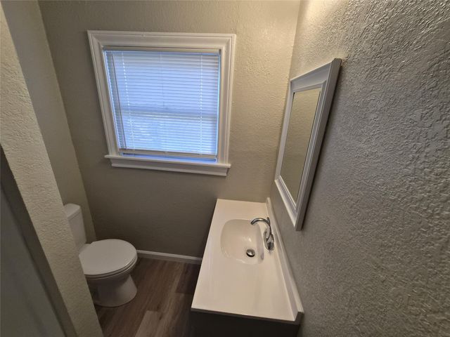 805 17th Ave N W, Texas City, TX 77590