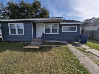 805 17th Ave N W, Texas City, TX 77590