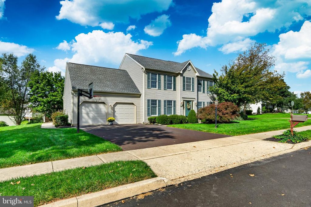211 GREEN BANK WAY, HARLEYSVILLE, PA 19438 — exterior