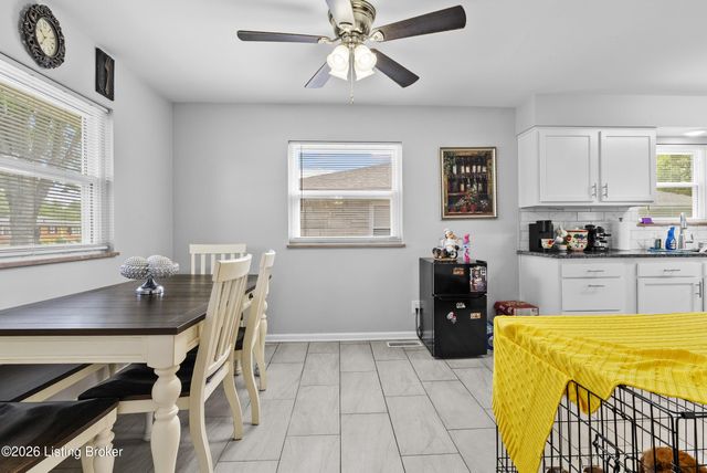 7802 Bluebonnet Rd, Louisville, KY 40258