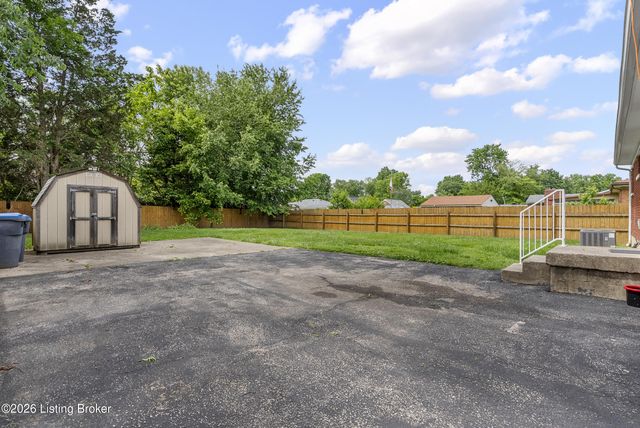 7802 Bluebonnet Rd, Louisville, KY 40258