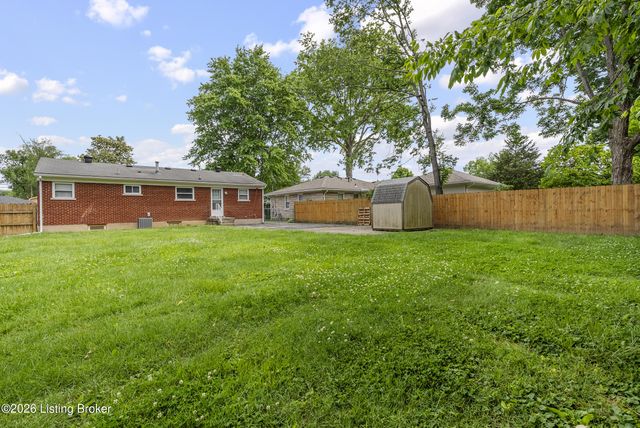 7802 Bluebonnet Rd, Louisville, KY 40258