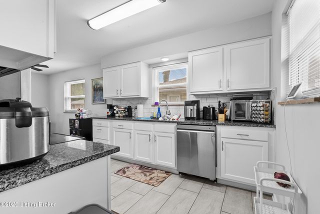7802 Bluebonnet Rd, Louisville, KY 40258