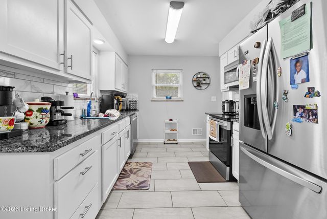7802 Bluebonnet Rd, Louisville, KY 40258