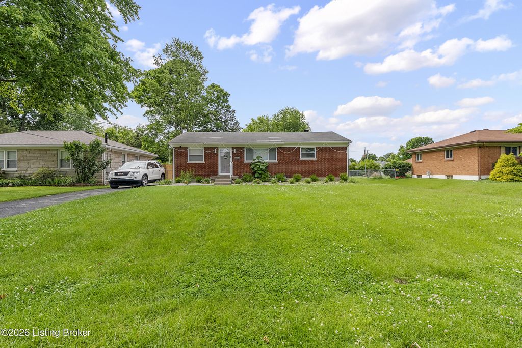 7802 Bluebonnet Rd, Louisville, KY 40258