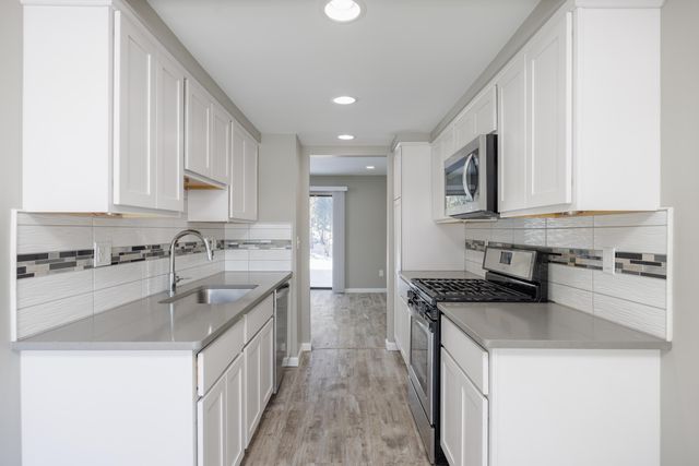 1468 Oakbrook East Drive, Rochester Hills, MI 48307