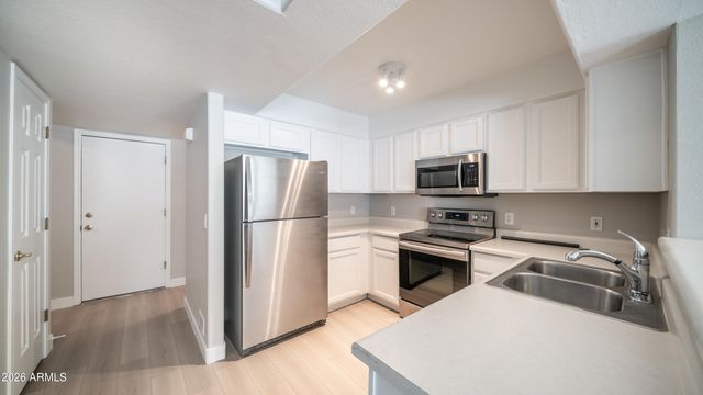 4805 E KACHINA Trail 19, Phoenix, AZ 85044