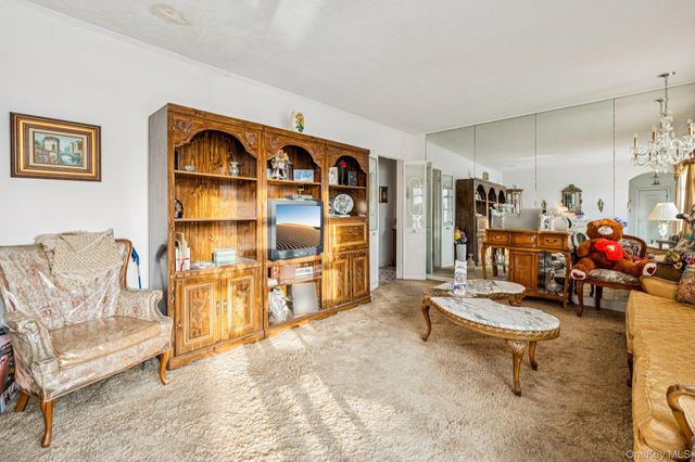 189 Surrey, Lynbrook, NY 11563