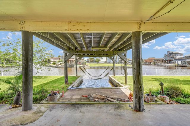 1571 Blue Water Drive, Freeport, TX 77541