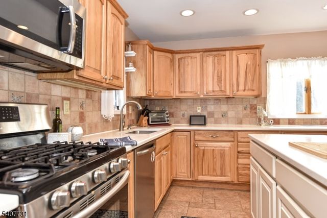 7 Birch Rd, Bloomingdale Boro, NJ 07403