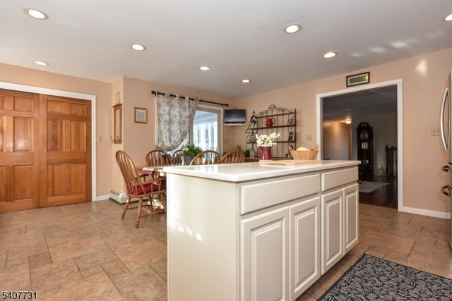 7 Birch Rd, Bloomingdale Boro, NJ 07403