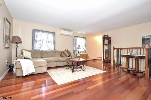 7 Birch Rd, Bloomingdale Boro, NJ 07403