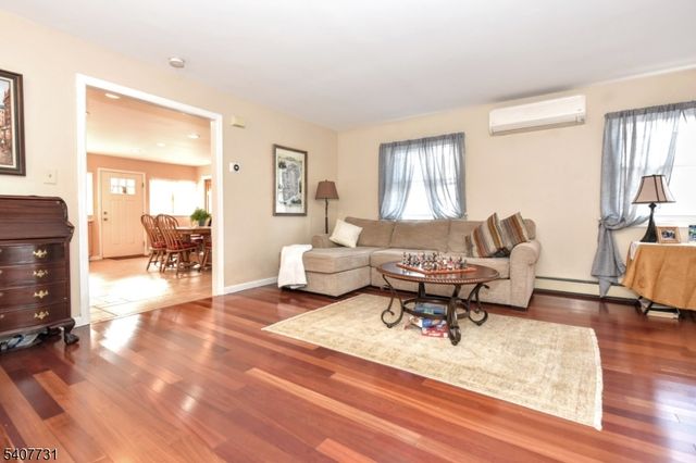 7 Birch Rd, Bloomingdale Boro, NJ 07403