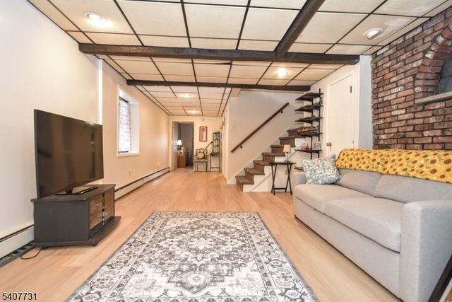 7 Birch Rd, Bloomingdale Boro, NJ 07403