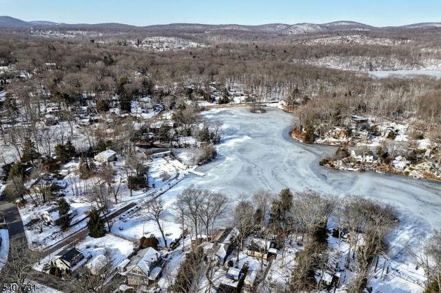 7 Birch Rd, Bloomingdale Boro, NJ 07403