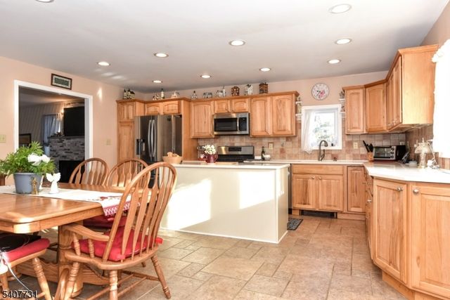 7 Birch Rd, Bloomingdale Boro, NJ 07403