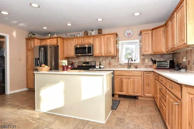 7 Birch Rd, Bloomingdale Boro, NJ 07403