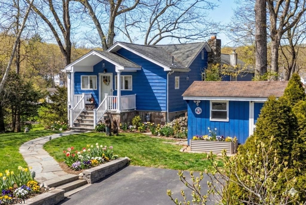 7 Birch Rd, Bloomingdale Boro, NJ 07403