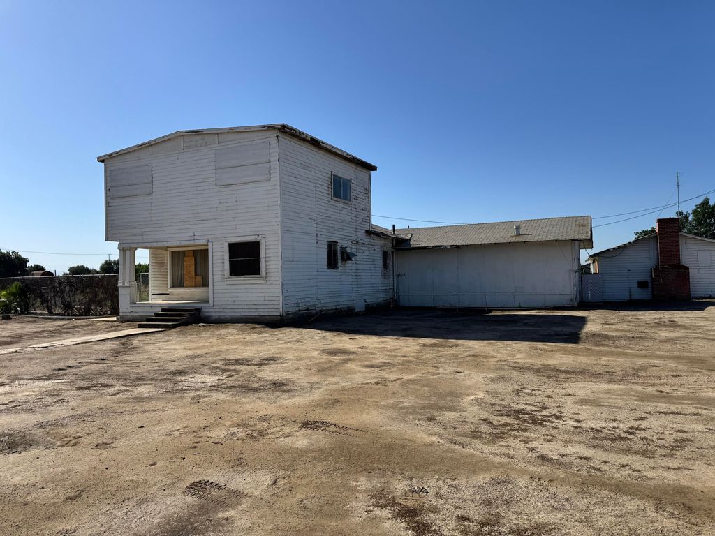 Image 1 of property listing at 633 W Westfield Avenue, Porterville, CA 93257
