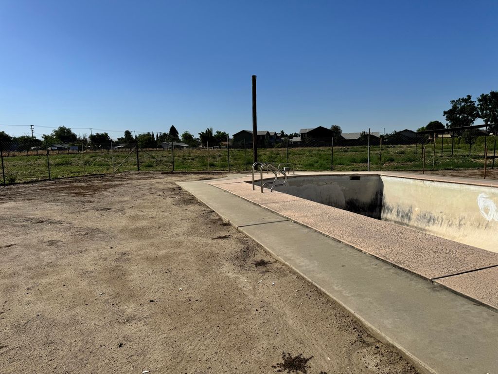 Image 11 of property listing at 633 W Westfield Avenue, Porterville, CA 93257