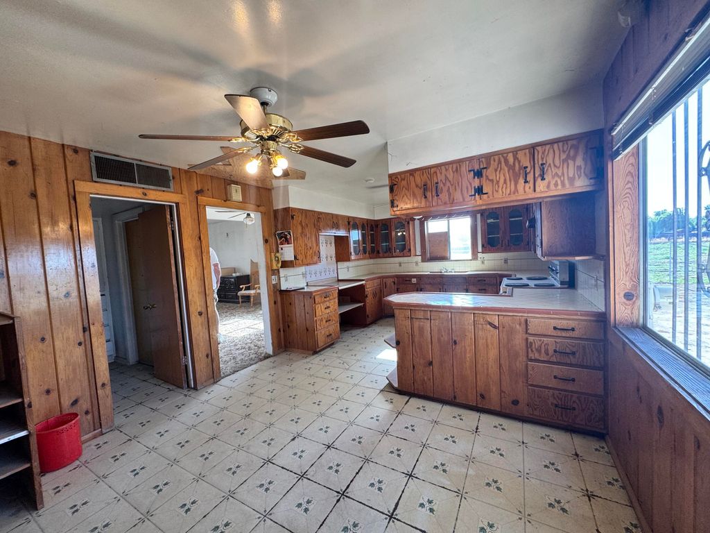 Image 13 of property listing at 633 W Westfield Avenue, Porterville, CA 93257
