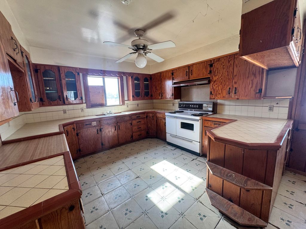 Image 16 of property listing at 633 W Westfield Avenue, Porterville, CA 93257