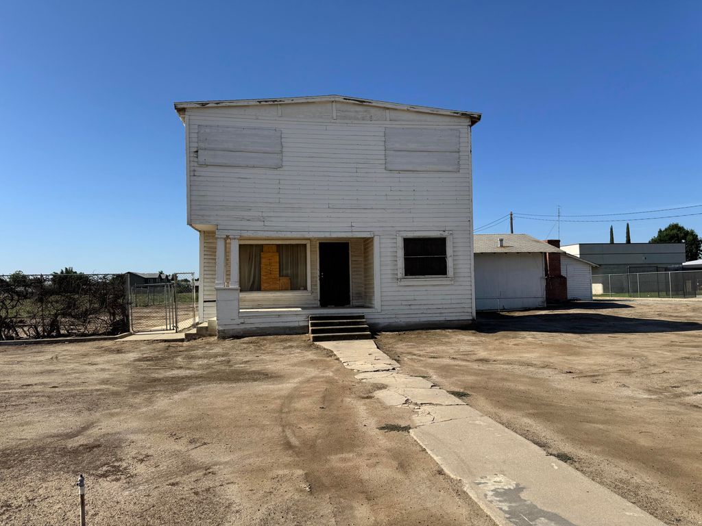 Image 2 of property listing at 633 W Westfield Avenue, Porterville, CA 93257