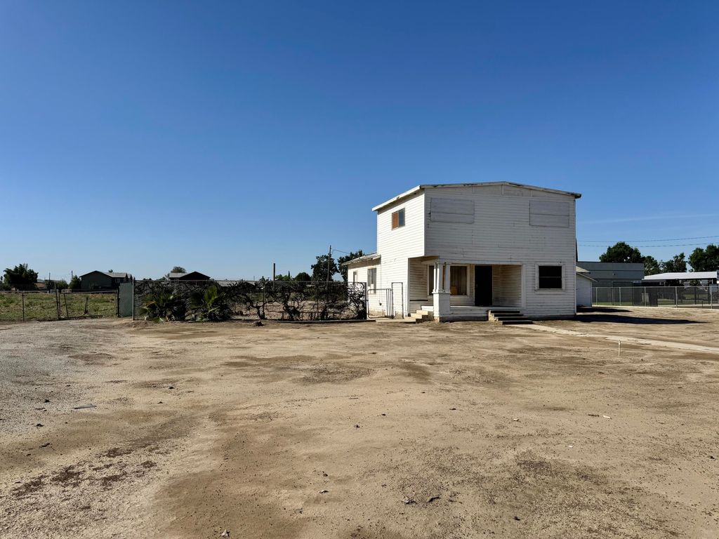 Image 3 of property listing at 633 W Westfield Avenue, Porterville, CA 93257