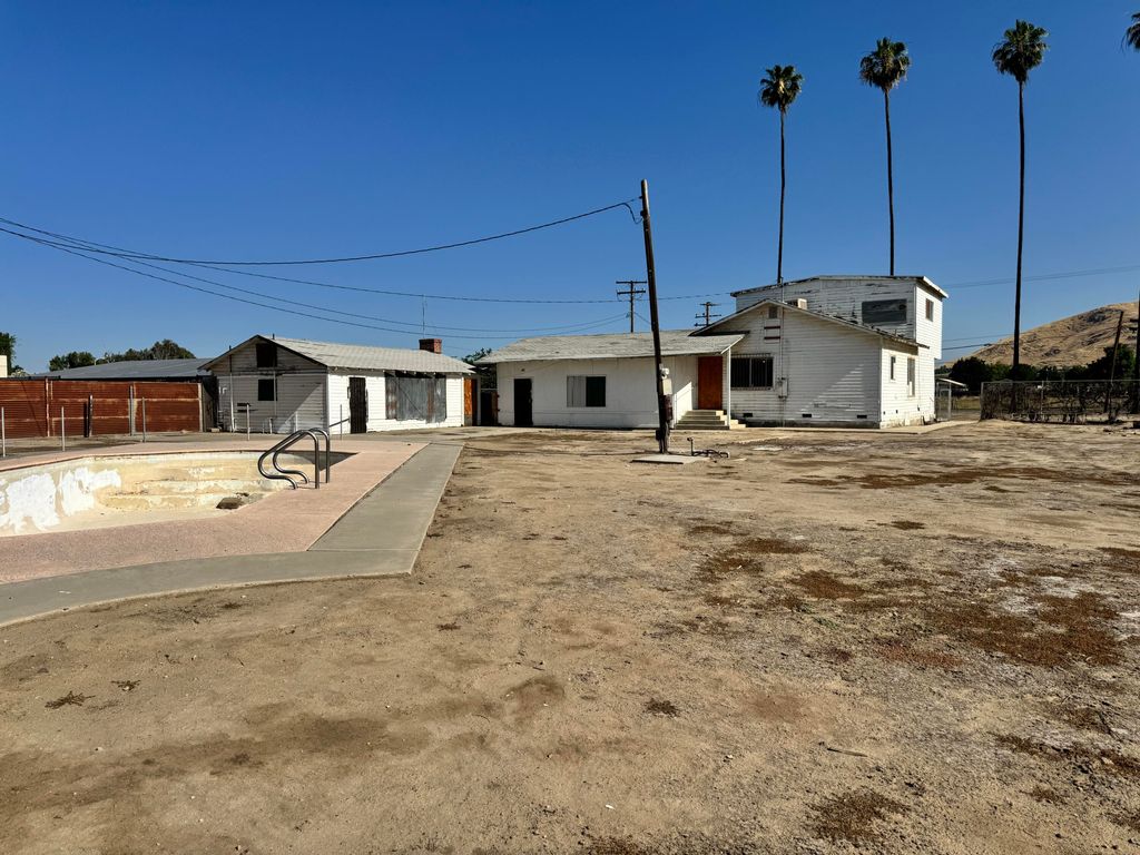 Image 4 of property listing at 633 W Westfield Avenue, Porterville, CA 93257