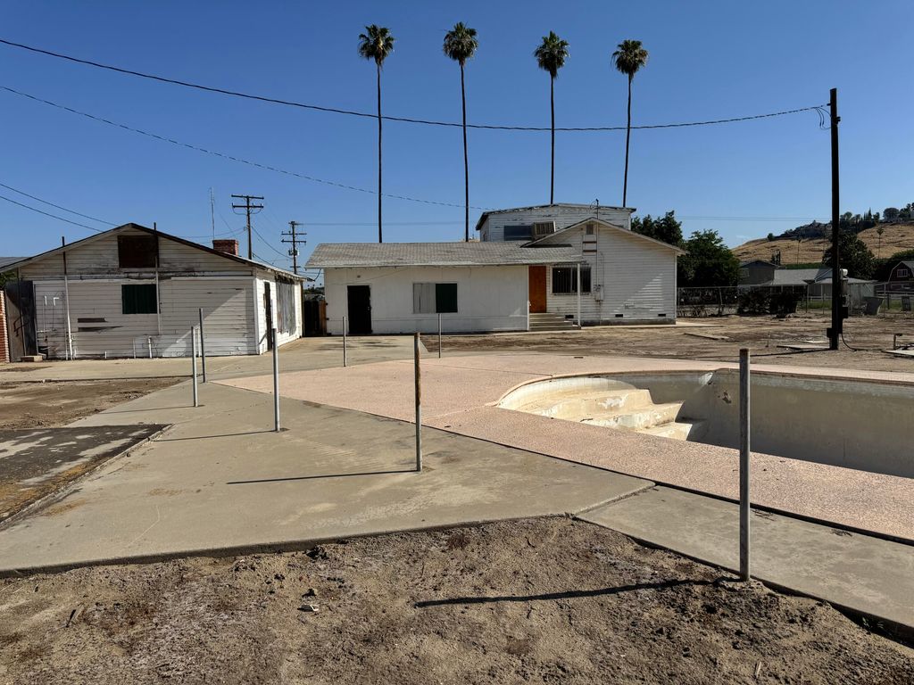 Image 5 of property listing at 633 W Westfield Avenue, Porterville, CA 93257
