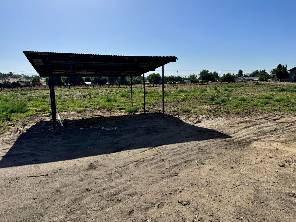 Image 7 of property listing at 633 W Westfield Avenue, Porterville, CA 93257