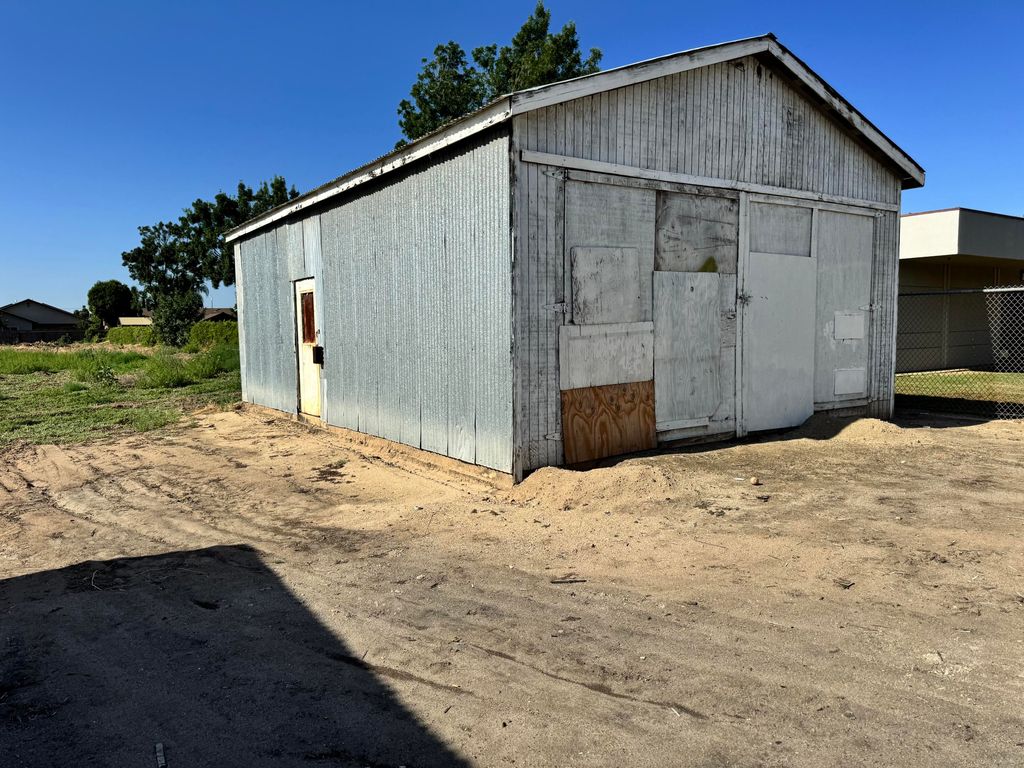 Image 8 of property listing at 633 W Westfield Avenue, Porterville, CA 93257