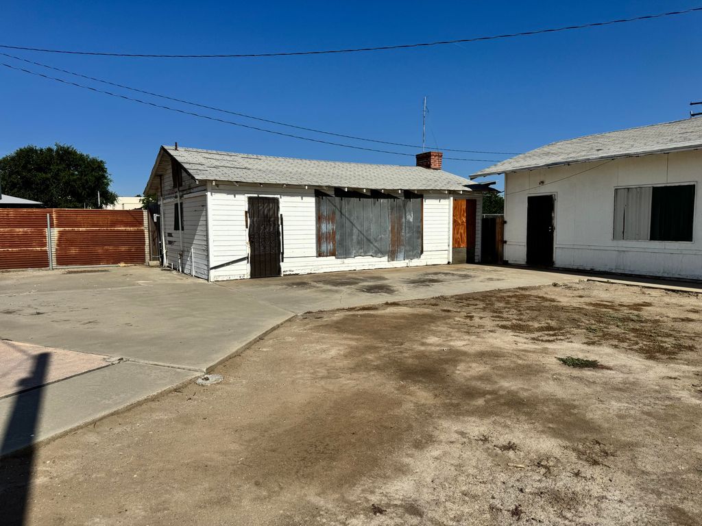 Image 9 of property listing at 633 W Westfield Avenue, Porterville, CA 93257