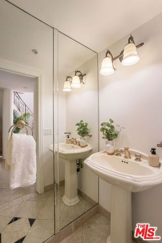 2922 Montana Avenue B, Santa Monica, CA 90403