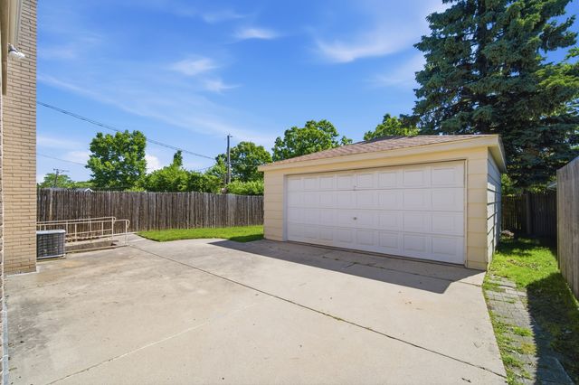905 Long Road, Glenview, IL 60025