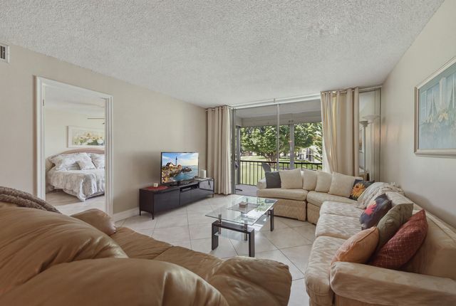 811 S Hollybrook Drive 202, Pembroke Pines, FL 33025