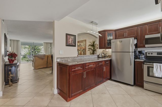 811 S Hollybrook Drive 202, Pembroke Pines, FL 33025