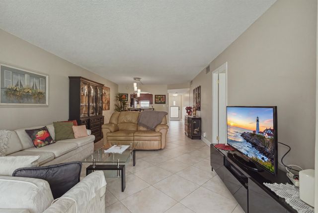 811 S Hollybrook Drive 202, Pembroke Pines, FL 33025