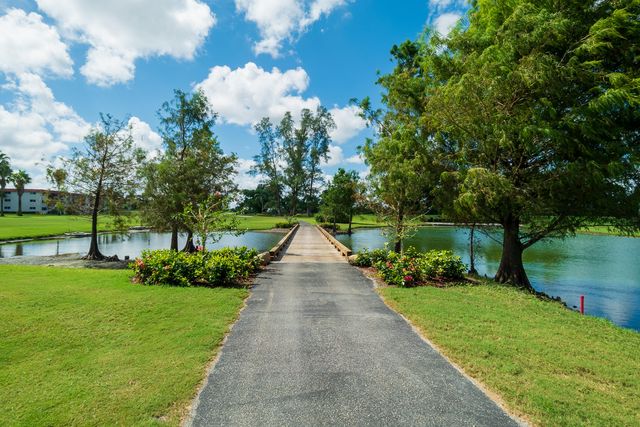 811 S Hollybrook Drive 202, Pembroke Pines, FL 33025