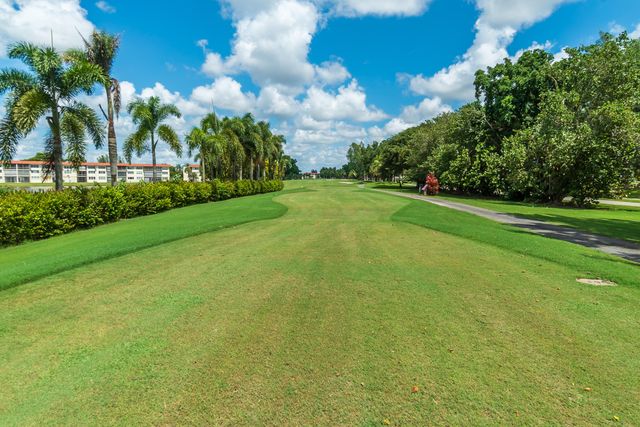 811 S Hollybrook Drive 202, Pembroke Pines, FL 33025